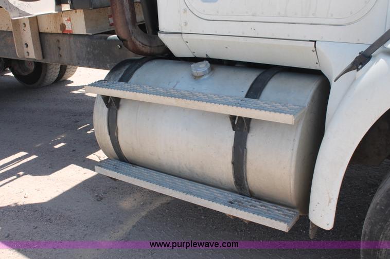 image for item C2731 2004 International 9200i manure spreader truck