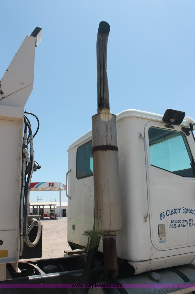 image for item C2731 2004 International 9200i manure spreader truck