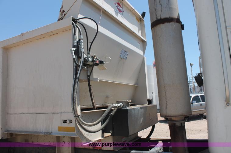 image for item C2731 2004 International 9200i manure spreader truck