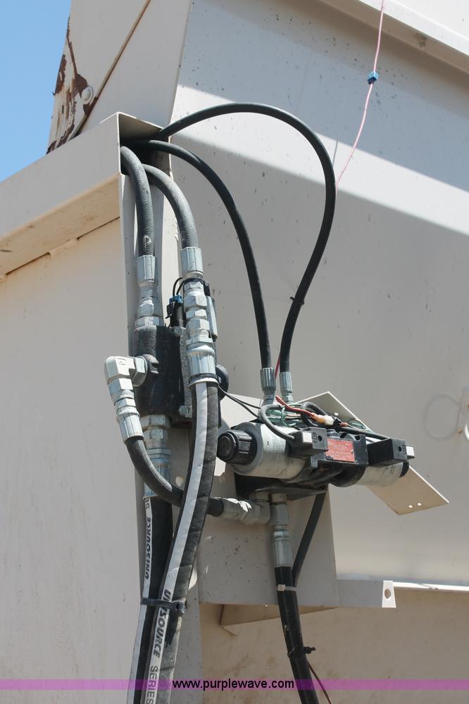 image for item C2731 2004 International 9200i manure spreader truck