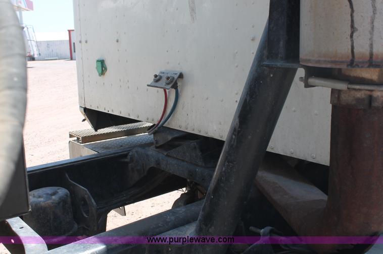 image for item C2731 2004 International 9200i manure spreader truck