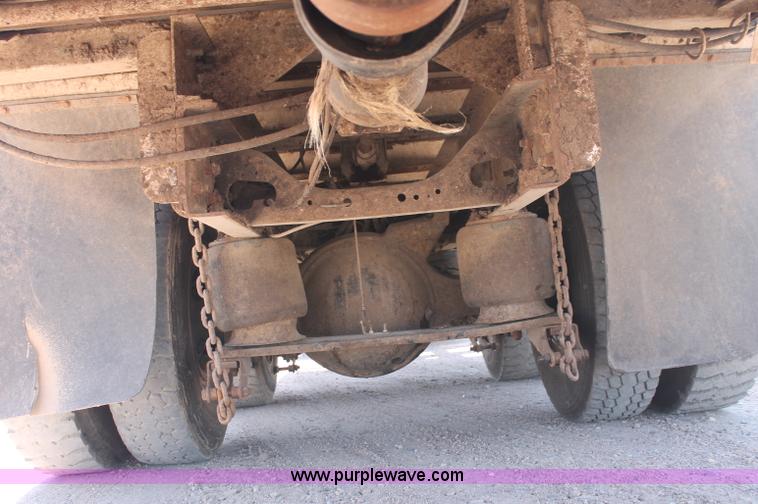 image for item C2731 2004 International 9200i manure spreader truck