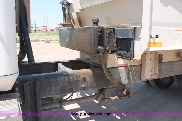 image for item C2731 2004 International 9200i manure spreader truck