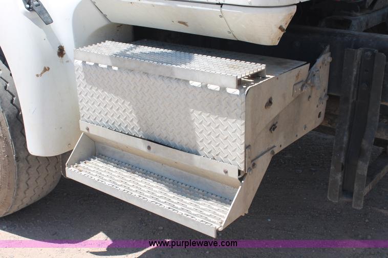 image for item C2731 2004 International 9200i manure spreader truck