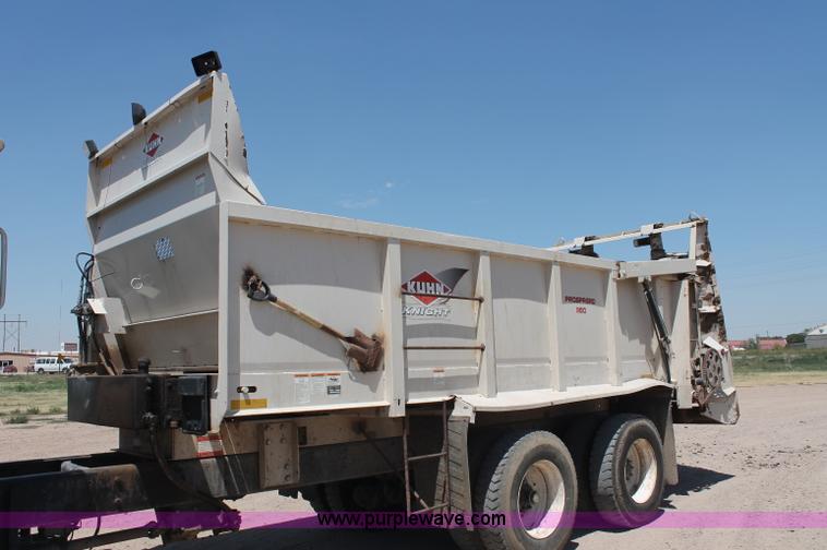 image for item C2731 2004 International 9200i manure spreader truck