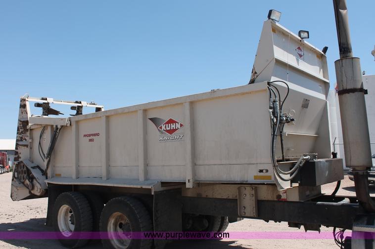 image for item C2731 2004 International 9200i manure spreader truck