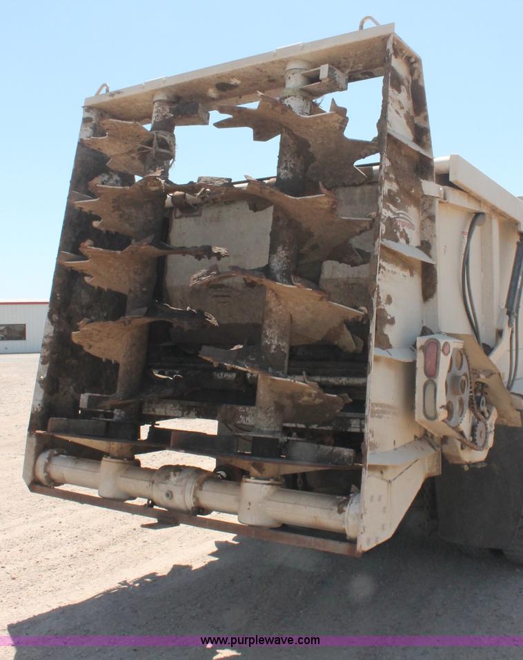 image for item C2731 2004 International 9200i manure spreader truck