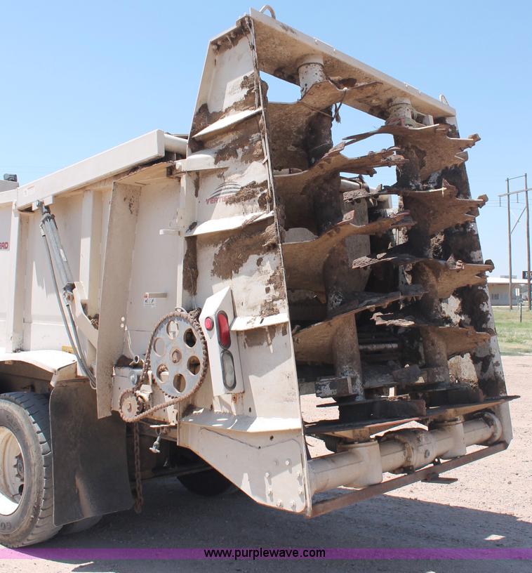 image for item C2731 2004 International 9200i manure spreader truck