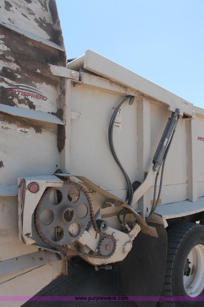 image for item C2731 2004 International 9200i manure spreader truck