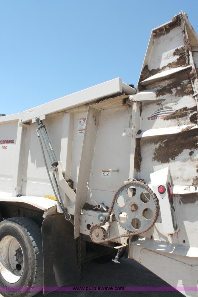 image for item C2731 2004 International 9200i manure spreader truck