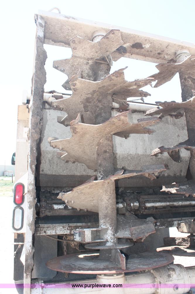 image for item C2731 2004 International 9200i manure spreader truck