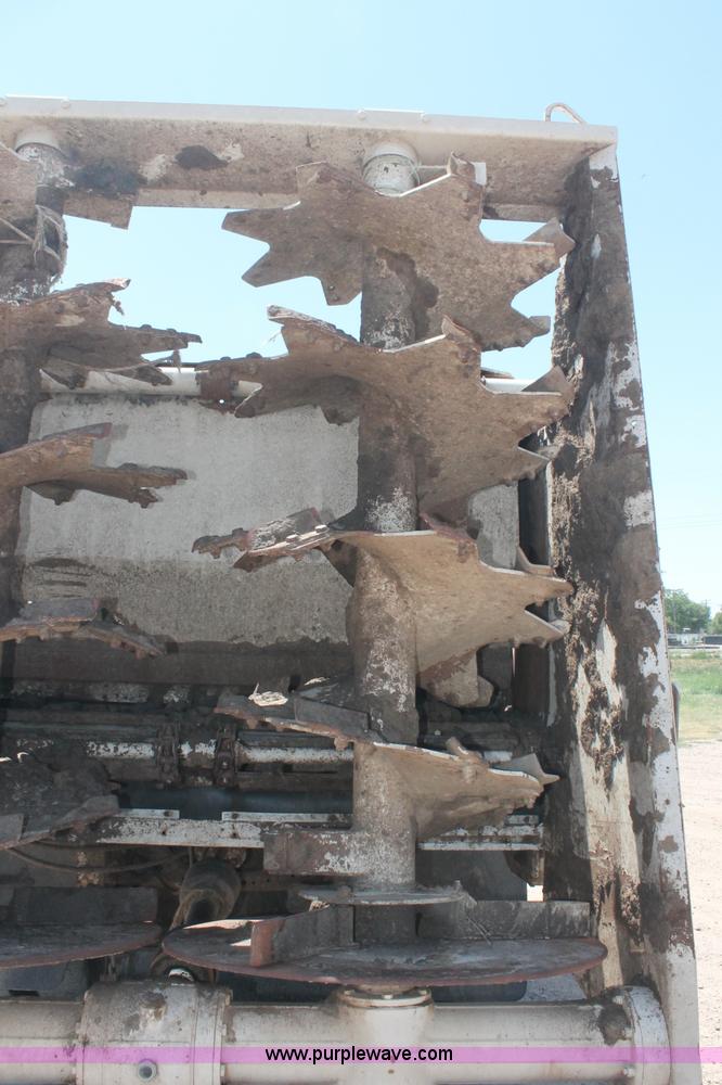 image for item C2731 2004 International 9200i manure spreader truck