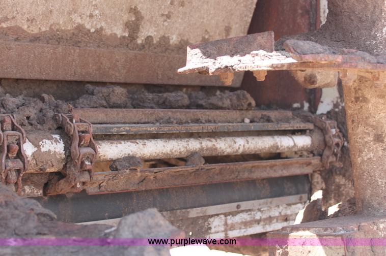 image for item C2731 2004 International 9200i manure spreader truck