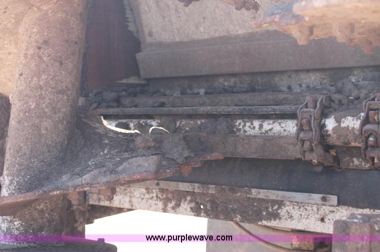 image for item C2731 2004 International 9200i manure spreader truck