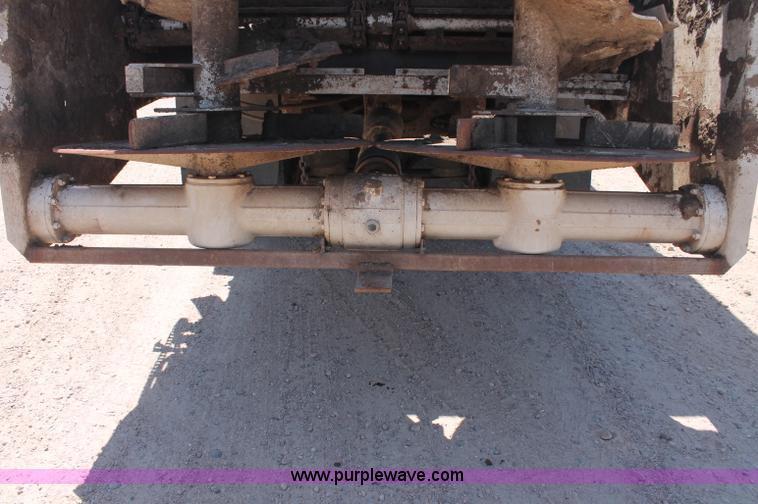 image for item C2731 2004 International 9200i manure spreader truck