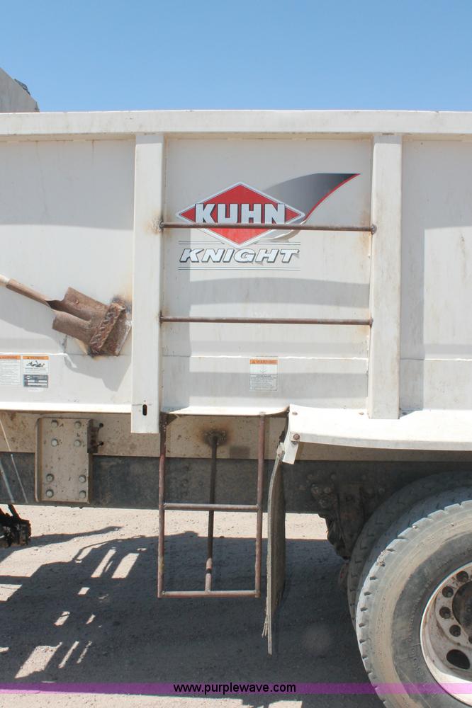 image for item C2731 2004 International 9200i manure spreader truck