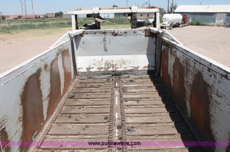 image for item C2731 2004 International 9200i manure spreader truck