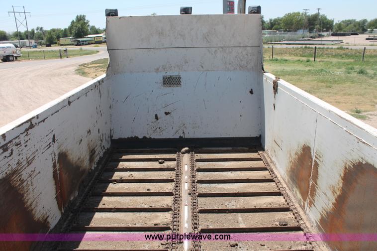 image for item C2731 2004 International 9200i manure spreader truck