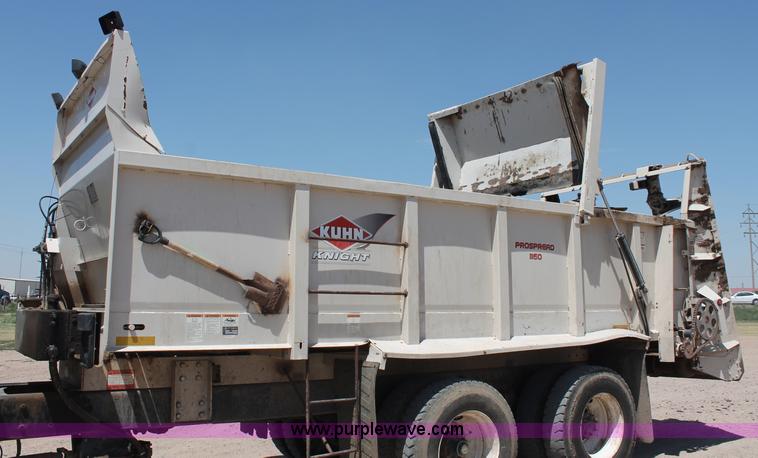 image for item C2731 2004 International 9200i manure spreader truck