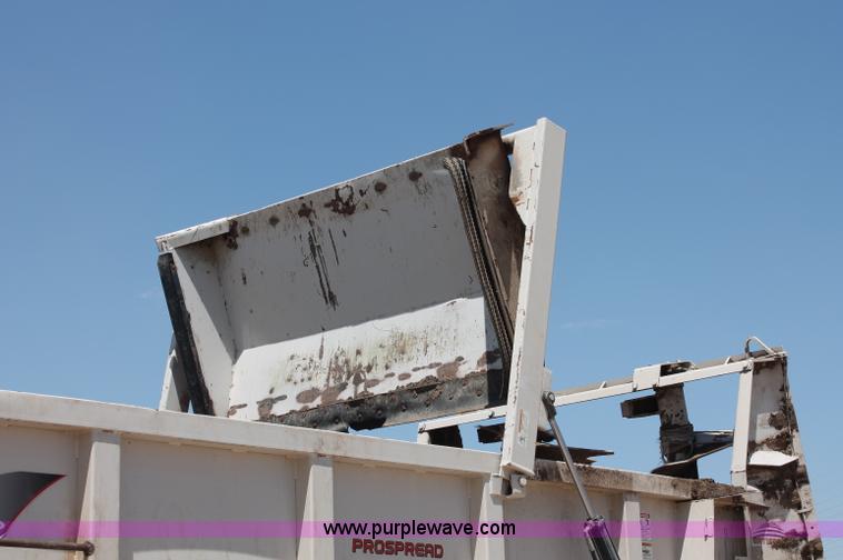 image for item C2731 2004 International 9200i manure spreader truck