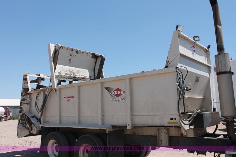 image for item C2731 2004 International 9200i manure spreader truck