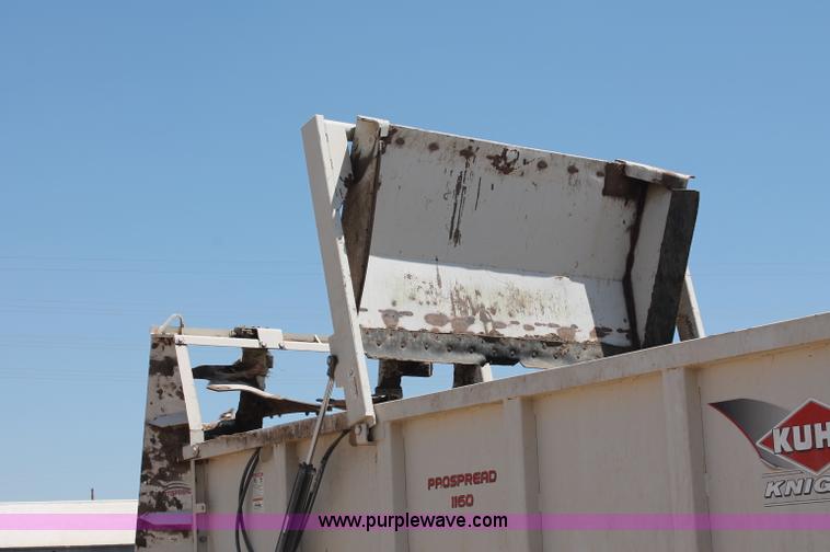 image for item C2731 2004 International 9200i manure spreader truck