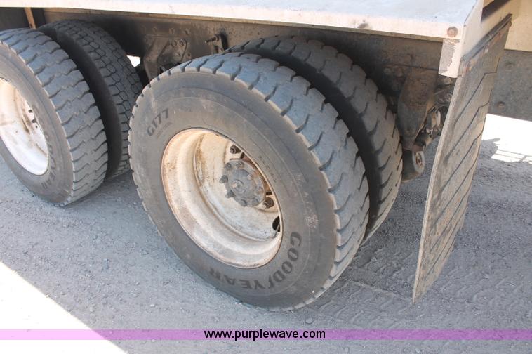 image for item C2731 2004 International 9200i manure spreader truck