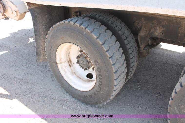 image for item C2731 2004 International 9200i manure spreader truck