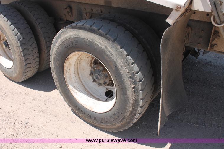 image for item C2731 2004 International 9200i manure spreader truck