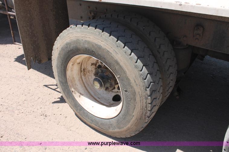 image for item C2731 2004 International 9200i manure spreader truck