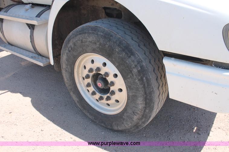 image for item C2731 2004 International 9200i manure spreader truck