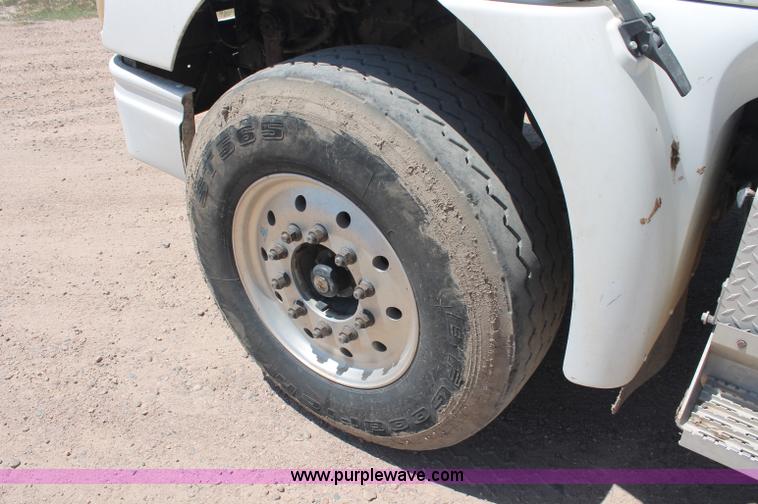 image for item C2731 2004 International 9200i manure spreader truck