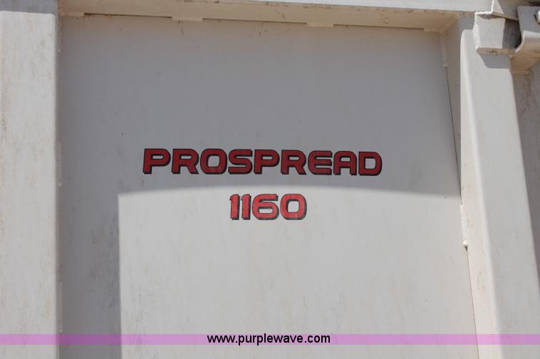 image for item C2731 2004 International 9200i manure spreader truck