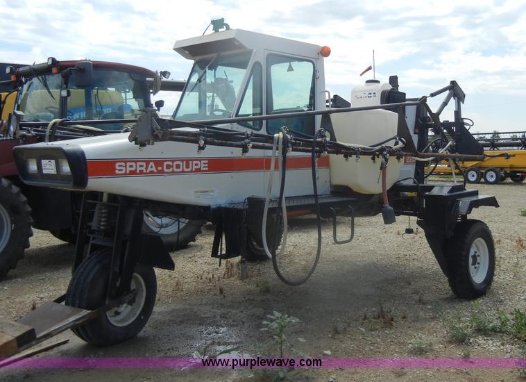 image for item D4401 1993 Melroe SpraCoupe 220 self propelled sprayer