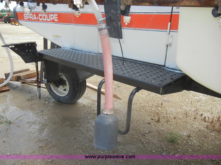 image for item D4401 1993 Melroe SpraCoupe 220 self propelled sprayer