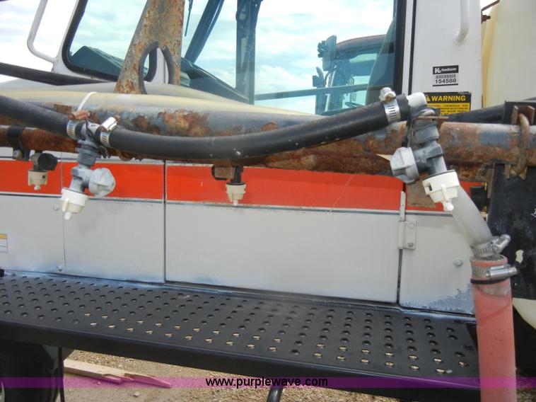 image for item D4401 1993 Melroe SpraCoupe 220 self propelled sprayer