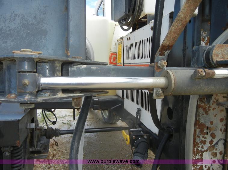 image for item D4401 1993 Melroe SpraCoupe 220 self propelled sprayer