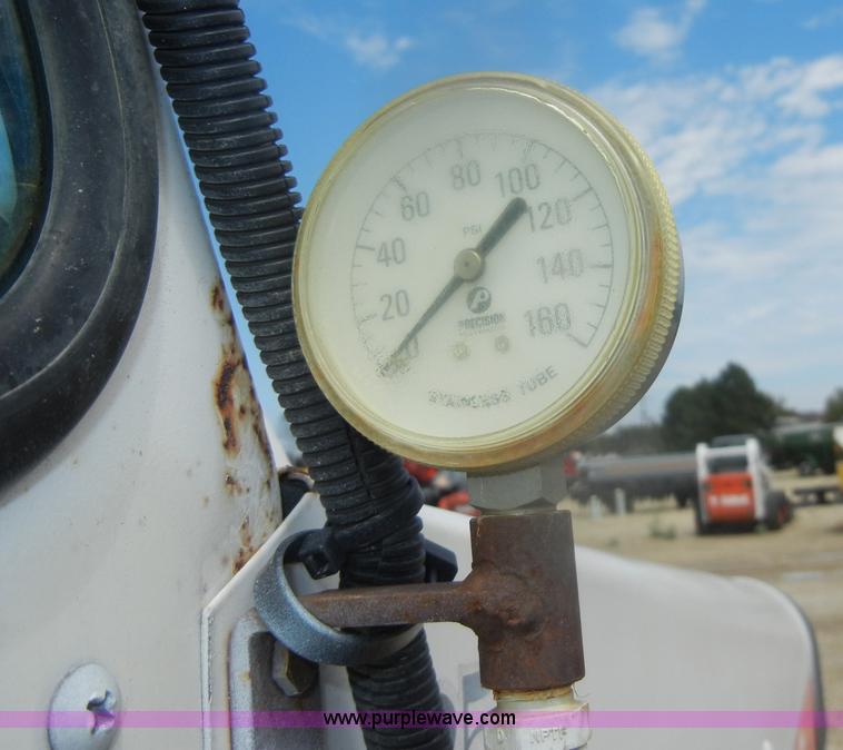 image for item D4401 1993 Melroe SpraCoupe 220 self propelled sprayer