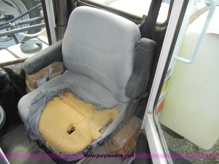 image for item D4401 1993 Melroe SpraCoupe 220 self propelled sprayer