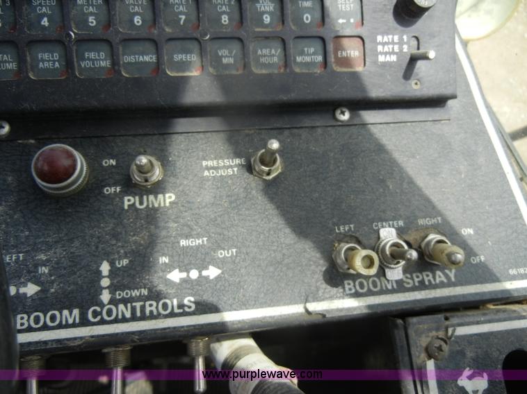 image for item D4401 1993 Melroe SpraCoupe 220 self propelled sprayer