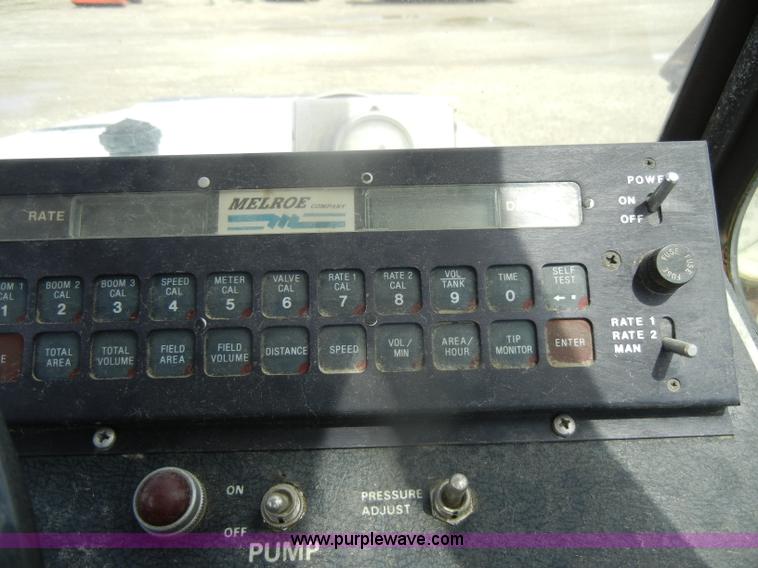 image for item D4401 1993 Melroe SpraCoupe 220 self propelled sprayer