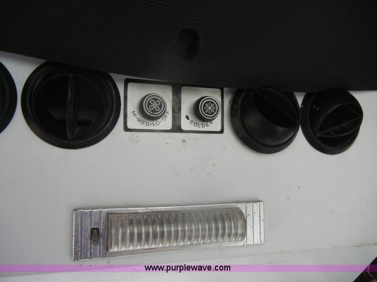 image for item D4401 1993 Melroe SpraCoupe 220 self propelled sprayer