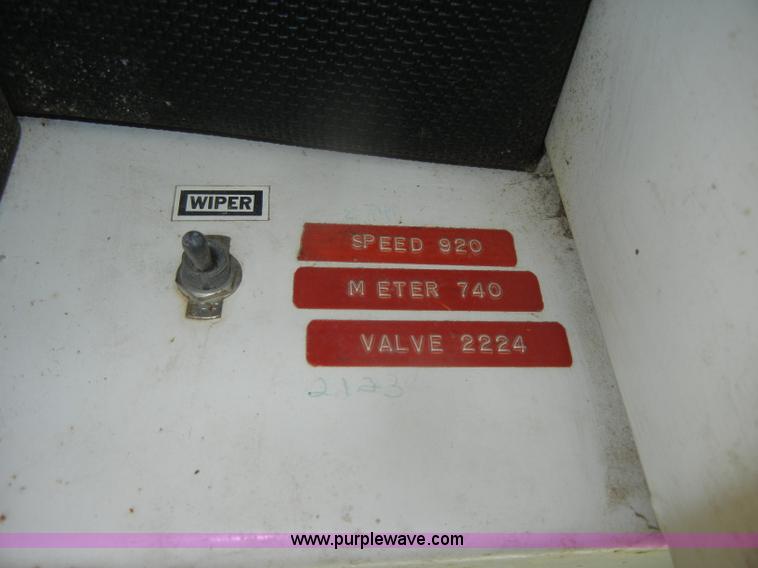 image for item D4401 1993 Melroe SpraCoupe 220 self propelled sprayer