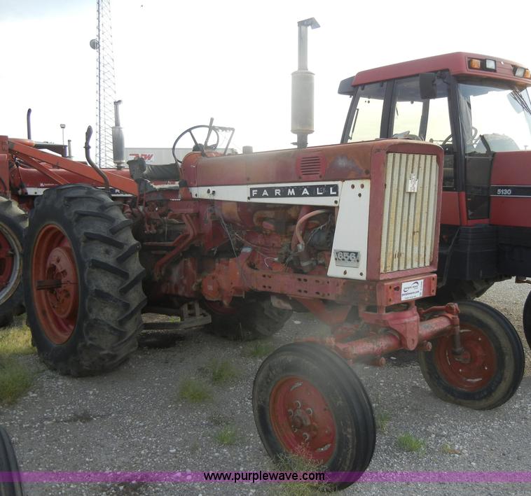 image for item D4406 1966 International Farmall 656 tractor