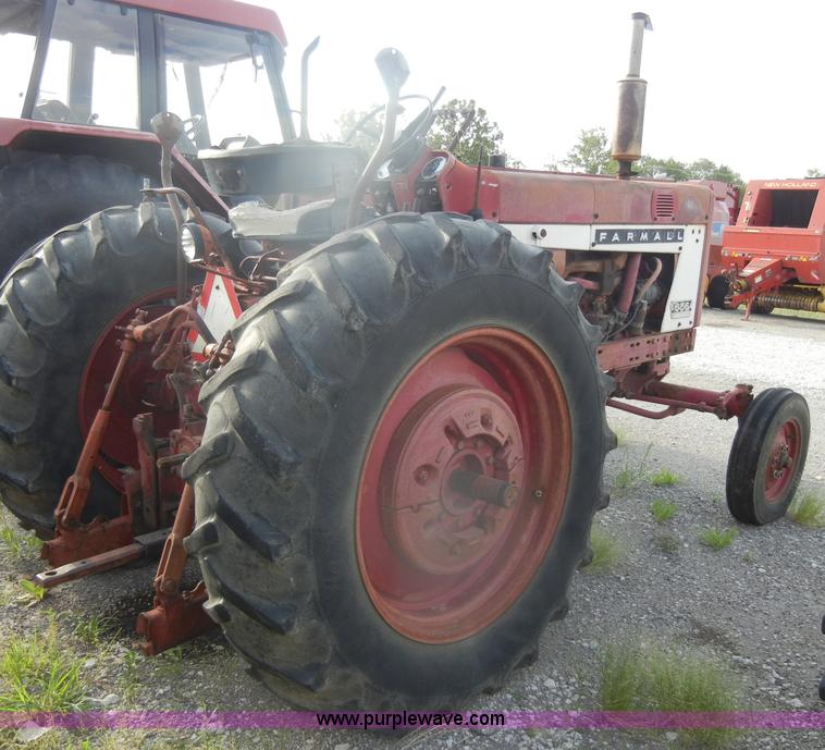 image for item D4406 1966 International Farmall 656 tractor