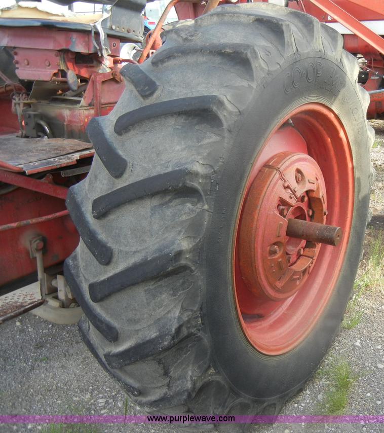 image for item D4406 1966 International Farmall 656 tractor