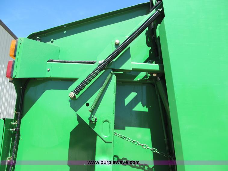 image for item F5504 2009 John Deere 568 round baler