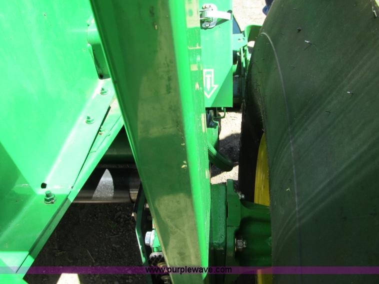 image for item F5504 2009 John Deere 568 round baler