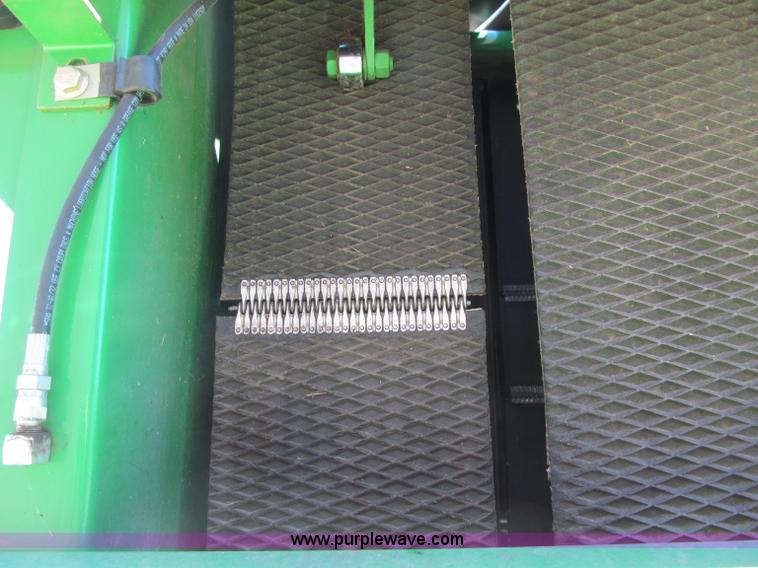 image for item F5504 2009 John Deere 568 round baler