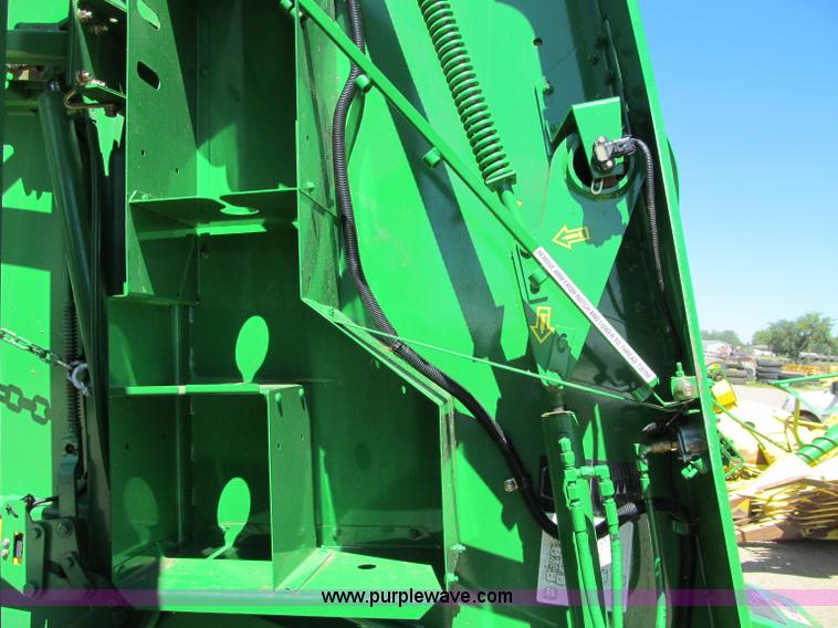 image for item F5504 2009 John Deere 568 round baler